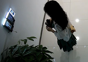 用户在真实出入口寻找人脸识别位置